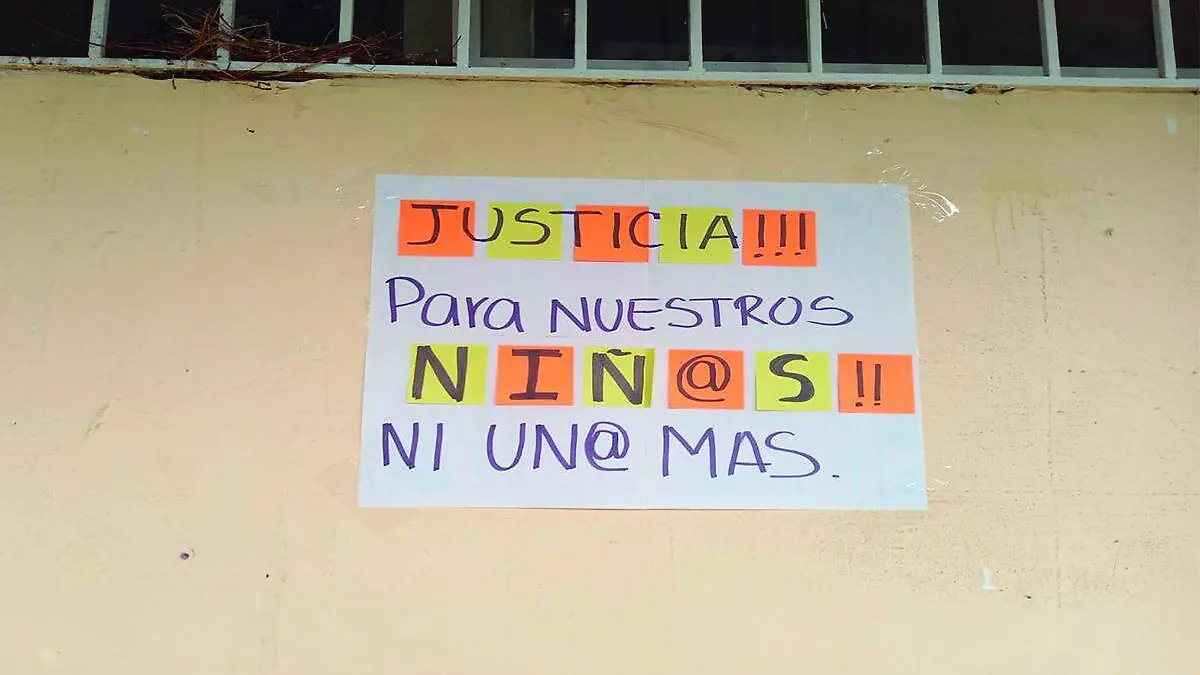 Pancartas de padres de familia ante presunto abuso de profesor en primaria de Veracruz